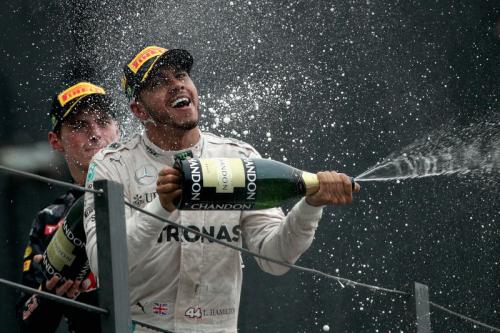 Почему пилоты «Формулы-1» обливаются шампанским? Кто вообще это придумал?
