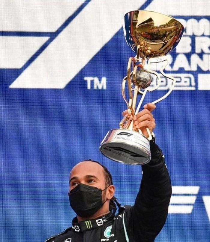 Льюис Хэмилтон одержал сотою победу в «Формуле-1», выиграв Гран-при России в Сочи
