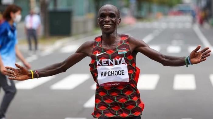 Кенийский бегун Кипчоге установил новый рекорд в марафоне