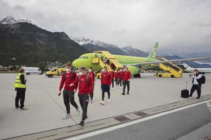 Сборная России по футболу прибыла в Австрию
