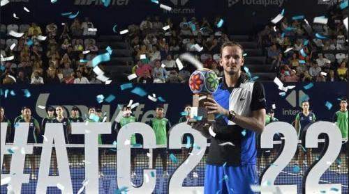 Медведев выиграл турнир в Мексике